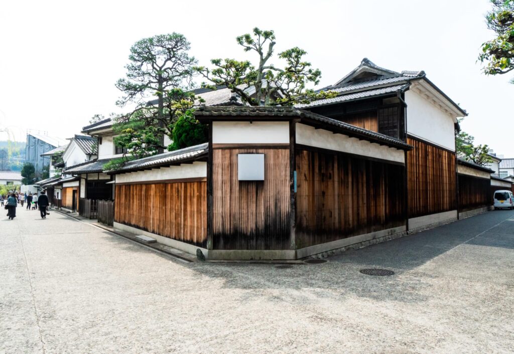 Immagine dal Giappone, casa tradizionale con rivestimento in Yakisugi invecchiato dalle intemperie